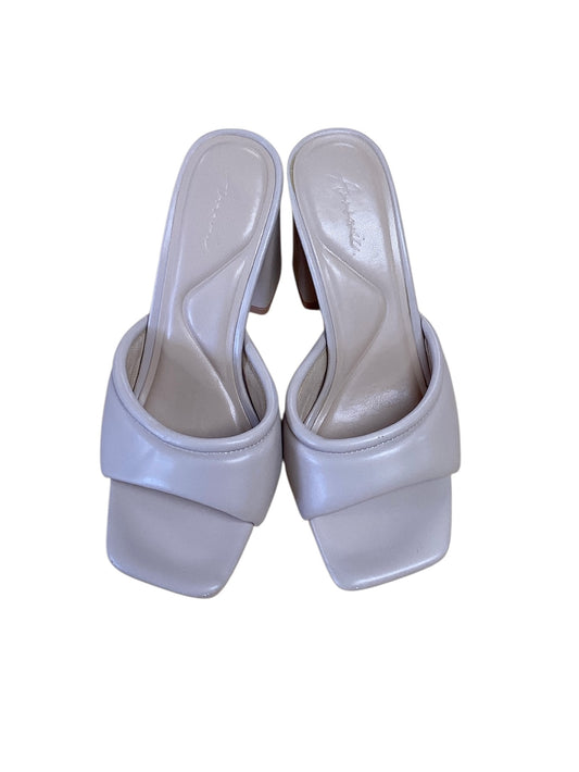 A Women’s Nude Sandals 6
